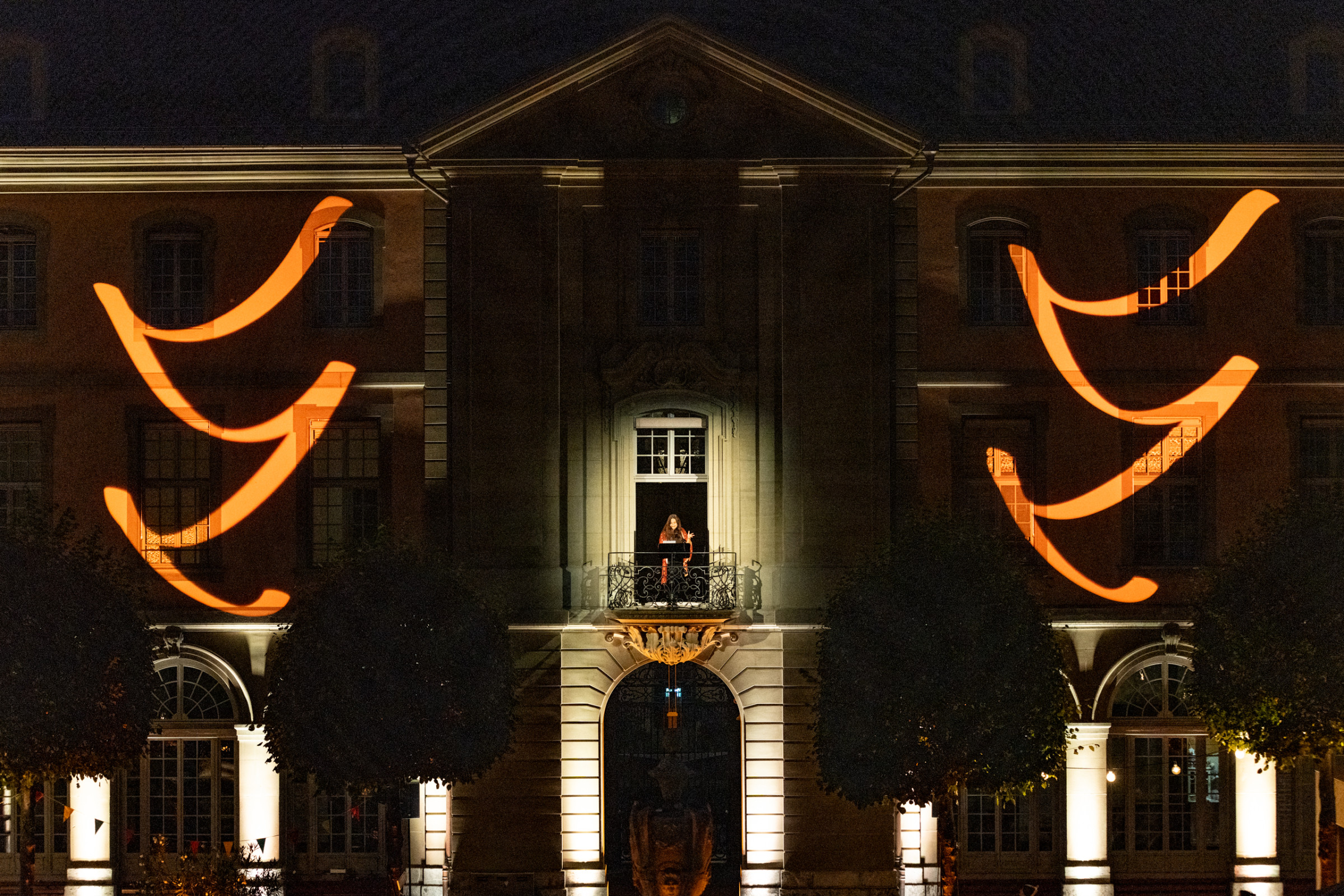 Abendveranstaltung ‚Reden zur Lage der Generationen‘ mit projiziertem Motiv an der Fassade des Berner Generationenhauses