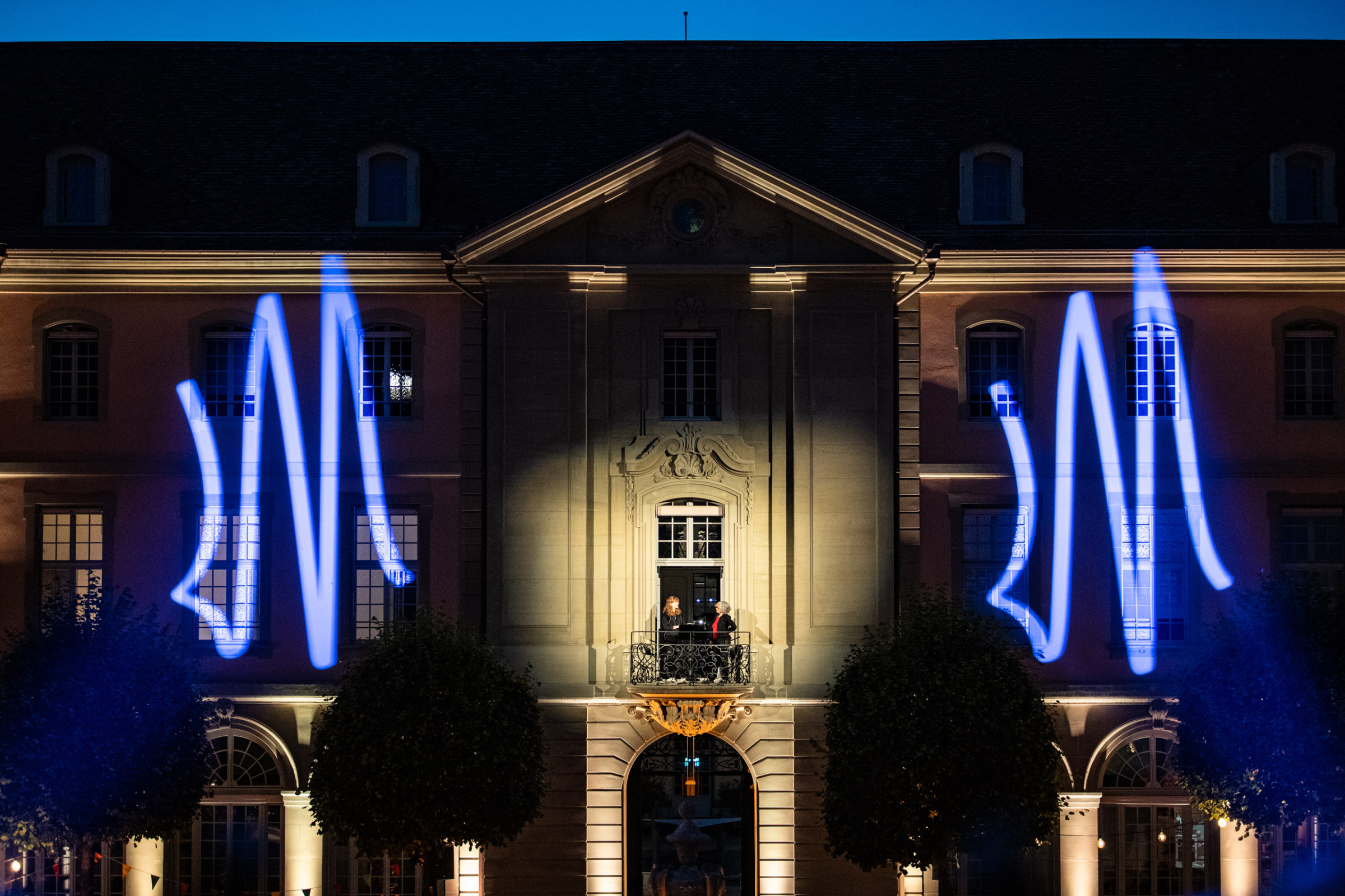 Abendveranstaltung ‚Reden zur Lage der Generationen‘ mit projiziertem Motiv an der Fassade des Berner Generationenhauses