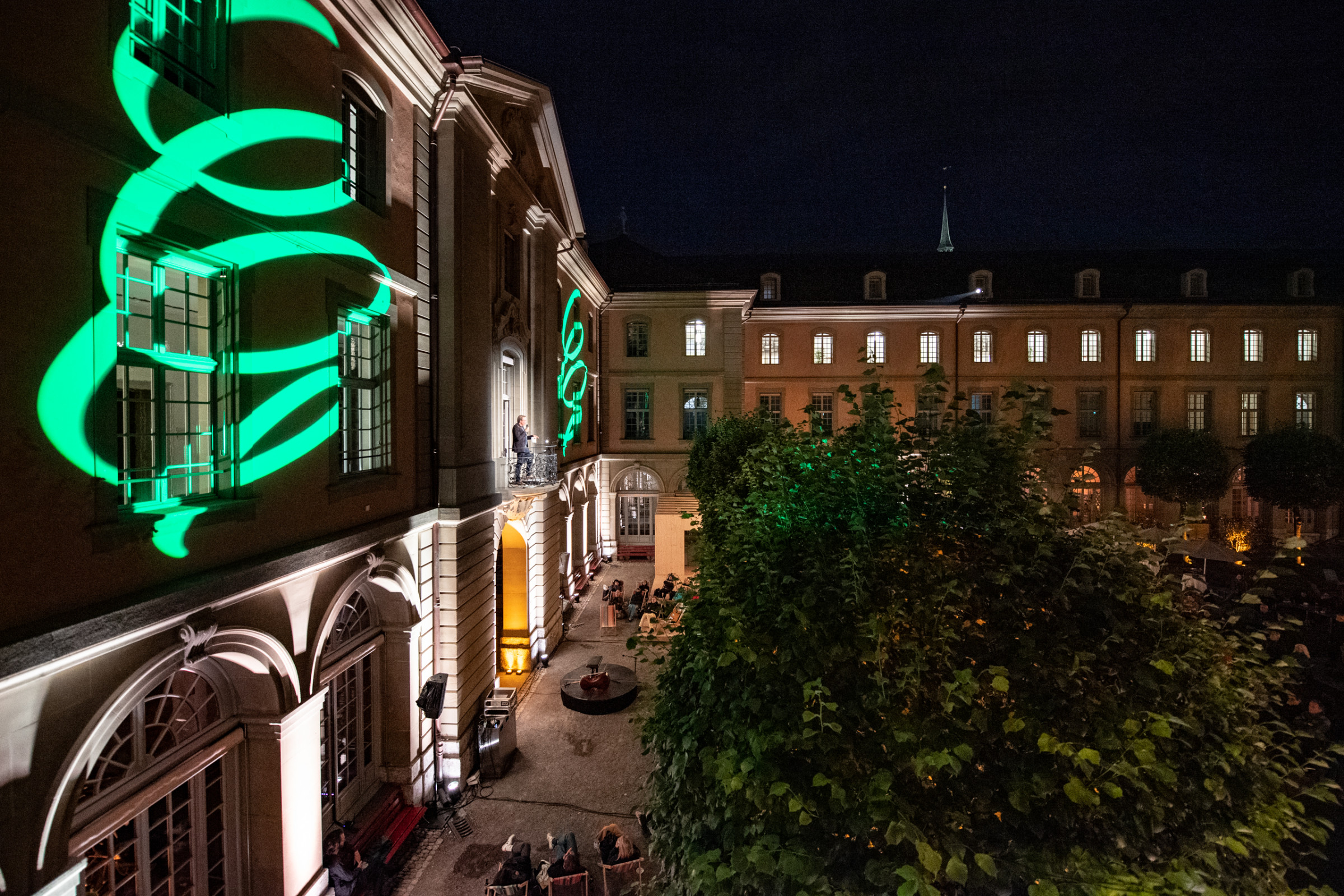 Abendveranstaltung ‚Reden zur Lage der Generationen‘ mit projiziertem Motiv an der Fassade des Berner Generationenhauses